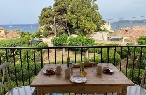 Le Pradet Apartment | Apartment 'Magnifique 6 Personnes' with Balcony, Wi-Fi and Air Conditioning