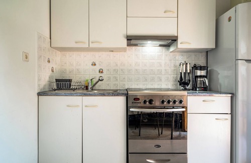 Kateleios Apartment | Apartment 'Makis Katelios' with Balcony, Wi-Fi and Air Conditioning