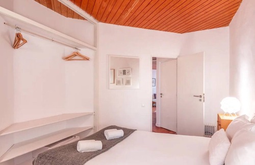 Praia das Macas Apartment | Apartment 'Mar E Serra I' with Balcony and Wi-Fi