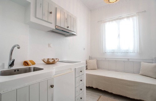Mikri Vigla Apartment | Apartment 'Maroulis Studios - Studio 3' with Private Garden, Wi-Fi and Air Conditioning