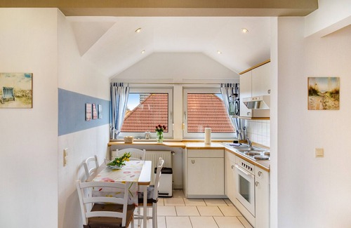 Horumersiel Apartment | Apartment 'Mein Nordseeglück Mit Strandkorb' with Shared Terrace and Wi-Fi