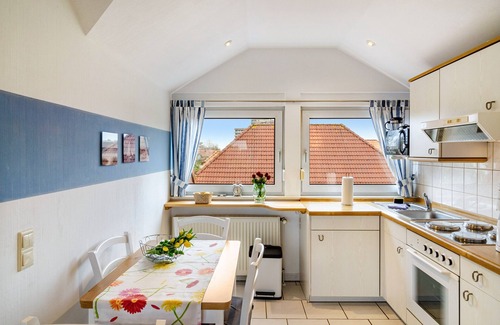 Horumersiel Apartment | Apartment 'Mein Nordseeglück Mit Strandkorb' with Shared Terrace and Wi-Fi