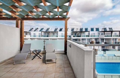 Vila Nova De Cacela Apartment | Apartment 'Numar Residence Aa' with Shared Pool, Wi-Fi and Air Conditioning