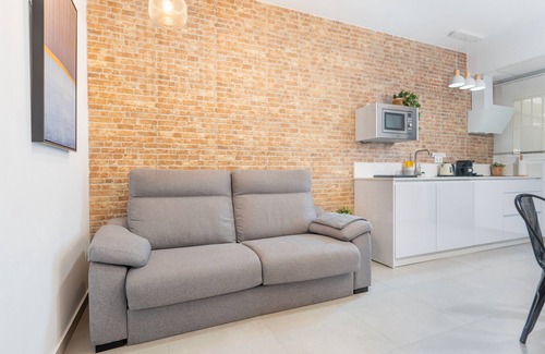 San Carlos-Tartessos Apartment | Apartment 'New Cozy Next To Sta 2' with Wi-Fi and Air Conditioning