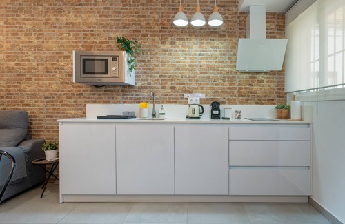 San Carlos-Tartessos Apartment | Apartment 'New Cozy Next To Sta 2' with Wi-Fi and Air Conditioning