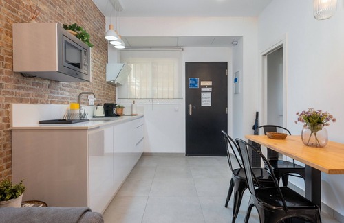 San Carlos-Tartessos Apartment | Apartment 'New Cozy Next To Sta 2' with Wi-Fi and Air Conditioning