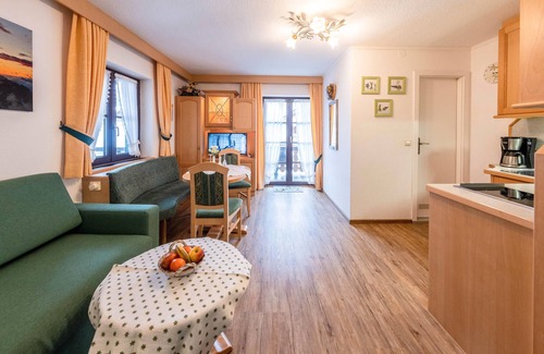 Kruen Apartment | Apartment 'Nr 1 Wetterstein' with Mountain View, Balcony and Wi-Fi