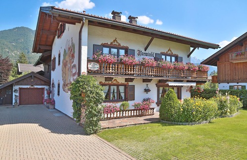 Kruen Apartment | Apartment 'Nr 1 Wetterstein' with Mountain View, Balcony and Wi-Fi
