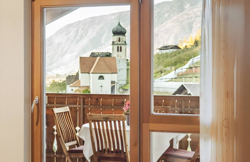 Rifiano Apartment | Apartment 'Oberegghof Hahnenkamm' with Mountain View and Wi-Fi
