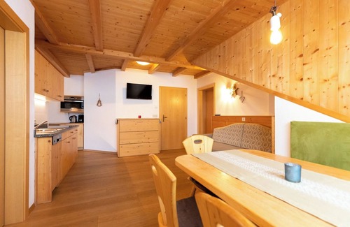 San Genesio Atesino Apartment | Apartment 'Oberfahrerhof Apt Haflinger' with Mountain View, Shared Terrace and Wi-Fi