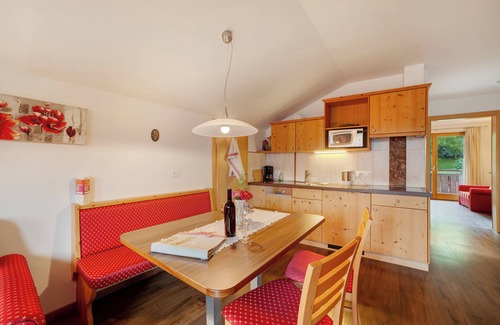 Tirolo Apartment | Apartment 'Oberötzbauer Edelweiss' with Mountain View, Shared Garden and Wi-Fi