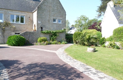 Loctudy Apartment | apartment on the ground floor of a villa, directly by the sea