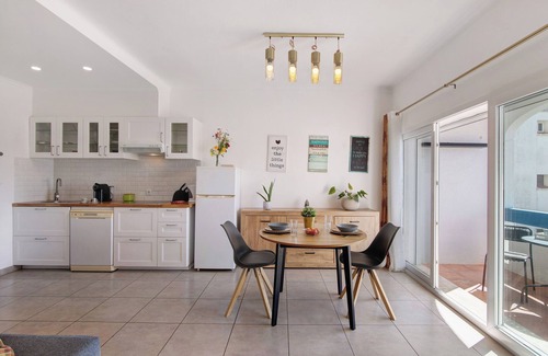 Oura Apartment | Apartment 'Oura Beach' with Shared Garden, Wi-Fi and Air Conditioning