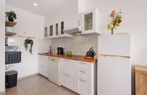 Oura Apartment | Apartment 'Oura Beach' with Shared Garden, Wi-Fi and Air Conditioning