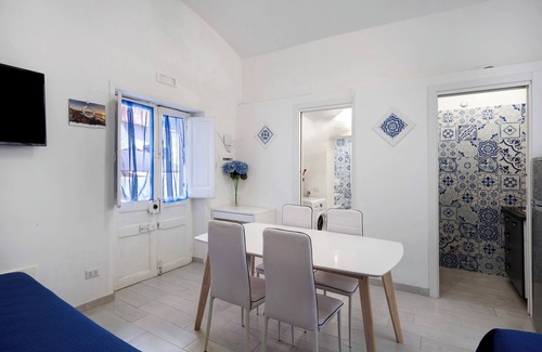Vico Equense Apartment | Apartment 'Penisola 5' with Shared Terrace, Wi-Fi and Air Conditioning