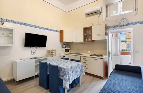 Vico Equense Apartment | Apartment 'Penisola 1' with Shared Terrace, Wi-Fi and Air Conditioning