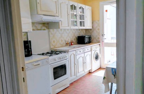 La Seyne-sur-Mer Apartment | Apartment 'Pieds Dans L'eau' with Shared Garden, Balcony and Wi-Fi