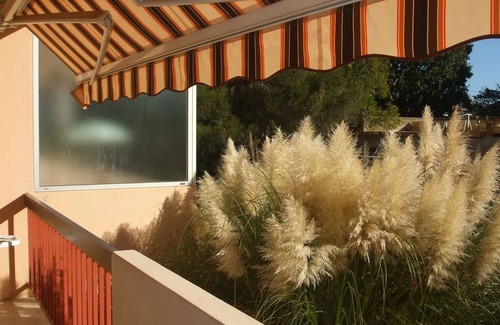 La Seyne-sur-Mer Apartment | Apartment 'Pieds Dans L'eau' with Shared Garden, Balcony and Wi-Fi