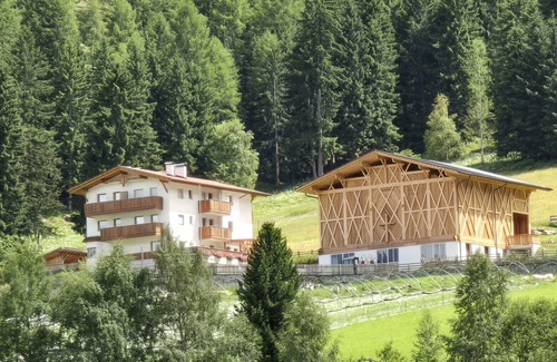 Martello Apartment | Apartment 'Pirchahof Dorfblick' with Mountain View, Shared Terrace and Wi-Fi