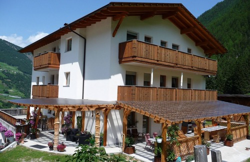 Martello Apartment | Apartment 'Pirchahof Waldruhe' with Mountain View, Shared Terrace and Wi-Fi