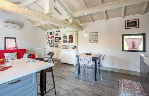Trequanda Apartment | Apartment 'Podere Poggiolino' with Shared Pool, Wi-Fi and Air Conditioning