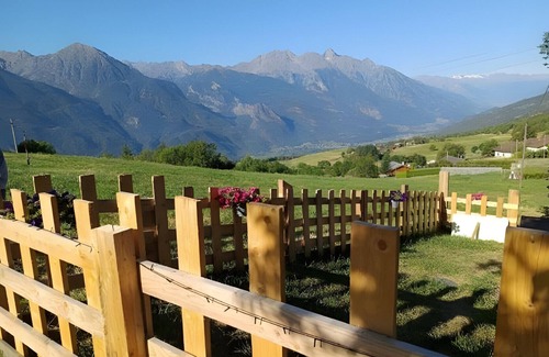Saint-Denis Apartment | Apartment 'Pointa Neira' with Mountain View, Shared Garden and Wi-Fi