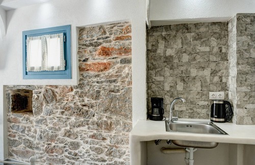 Amorgos Town Apartment | Apartment 'Politimi's Studio N5' with Mountain View, Wi-Fi and Air Conditioning