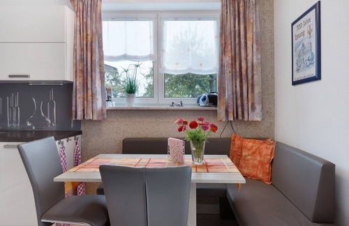 Iznang Apartment | Apartment 'Preiser' with Private Terrace, Private Garden and Wi-Fi