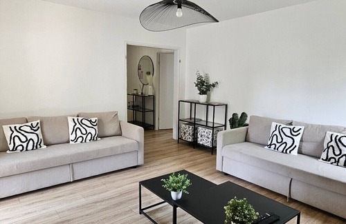 Bourroches Apartment | Apartment-Private Bathroom