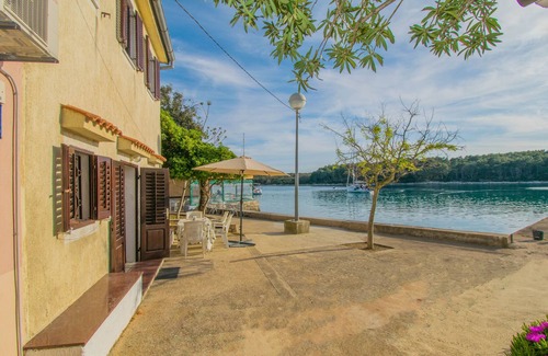 Punta Kriza Apartment | Apartment Punta Blue only 5m from the sea, island Cres