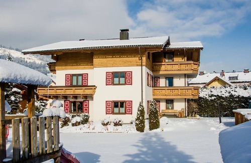 Sankt Johann im Pongau Apartment | Apartment 'Sonnentau' with Shared Pool, Shared Garden and Wi-Fi