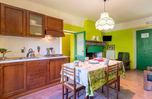 Ponte Grande Apartment | Apartment 'Salice Nella Campagna Di Assisi' with Shared Pool, Private Terrace and Wi-Fi