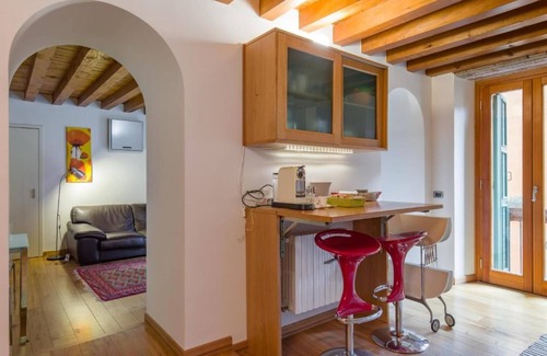 Verona City Centre Apartment | Apartment 'Sant' Eufemia Verona' with Balcony, Wi-Fi and Air Conditioning