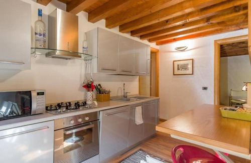 Verona City Centre Apartment | Apartment 'Sant' Eufemia Verona' with Balcony, Wi-Fi and Air Conditioning