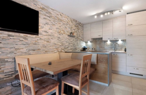 San Genesio Atesino Apartment | Apartment 'Sirona Lodge' with Private Terrace and Whirlpool