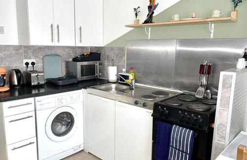 Chadwell Apartment | Apartment - Sleeps 2 - Parking - Station Close