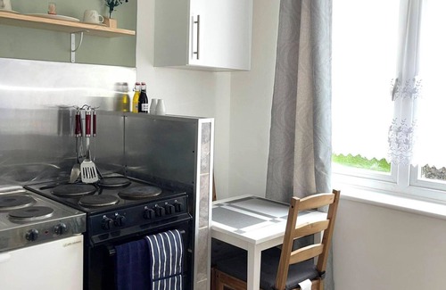 Chadwell Apartment | Apartment - Sleeps 2 - Parking - Station Close