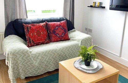 Chadwell Apartment | Apartment - Sleeps 2 - Parking - Station Close