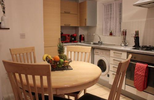 Dagenham Apartment | Apartment - Sleeps 2 - Parking - Station Close