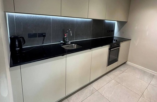 Manchester Apartment | Apartment - Sleeps 4, pets allowed & free parking