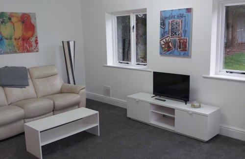 Howlett End Apartment | Apartment - Sleeps 4 - Parking - Close to Stansted