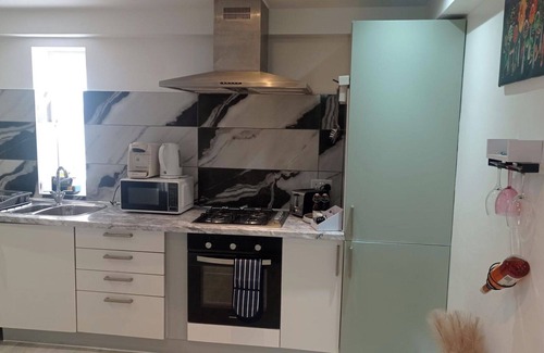 Alibon Apartment | Apartment - Sleeps 4 - Parking - WiFi
