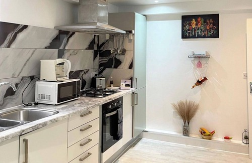 Alibon Apartment | Apartment - Sleeps 4 - Parking - WiFi