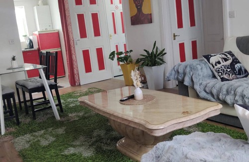 Chadwell Apartment | Apartment - Sleeps 5 - Parking - Station Close