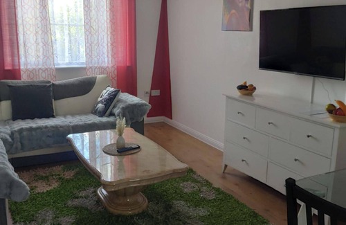Chadwell Apartment | Apartment - Sleeps 5 - Parking - Station Close