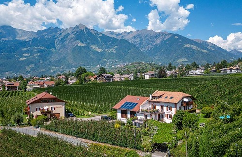 Merano Apartment | Apartment 'Stöckerhof Blume' with Mountain View, Shared Pool and Wi-Fi