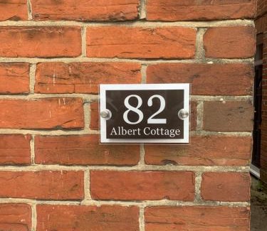 Portswood House | Apartment, Stylish 2 bed Riverside House, 2 Kingsize beds, Free Parking