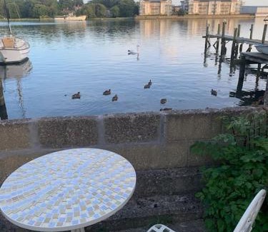 Portswood House | Apartment, Stylish 2 bed Riverside House, 2 Kingsize beds, Free Parking