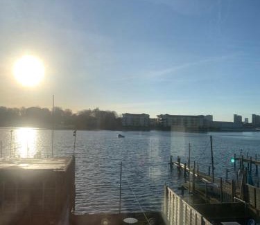 Portswood House | Apartment, Stylish 2 bed Riverside House, 2 Kingsize beds, Free Parking