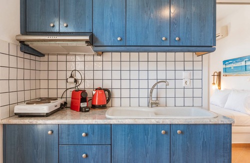 Kini Apartment | Apartment 'Suite No 2' with Sea View, Wi-Fi and Air Conditioning